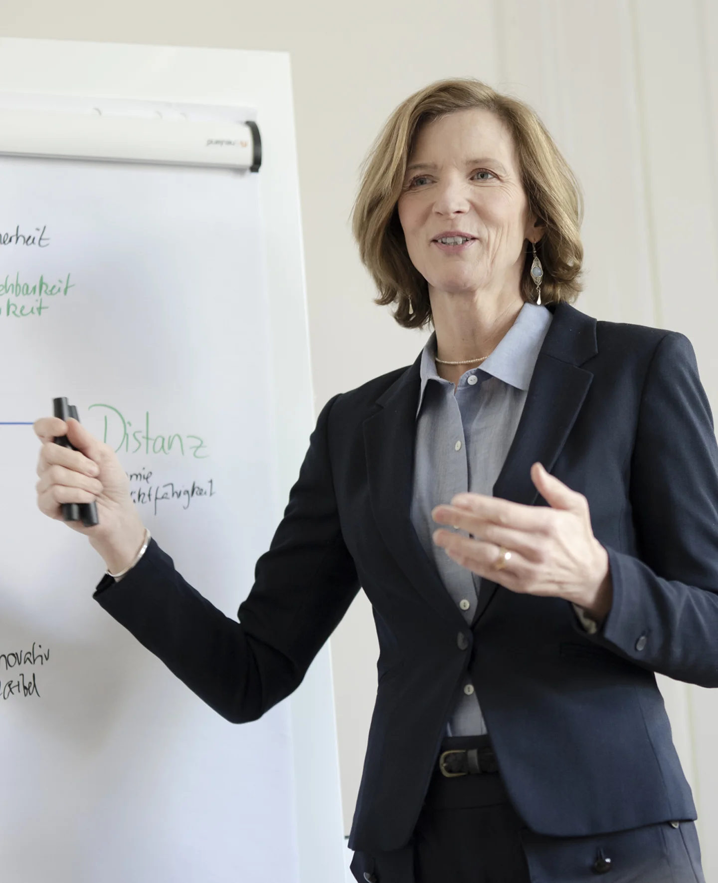 Victoria von Meding aus Hamburg, Dozentin für Systemische Beratung, Systemisches Coaching, Supervision und Mediation Victoria von Meding aus Hamburg, Dozentin für Systemische Beratung, Systemisches Coaching, Supervision und Mediation